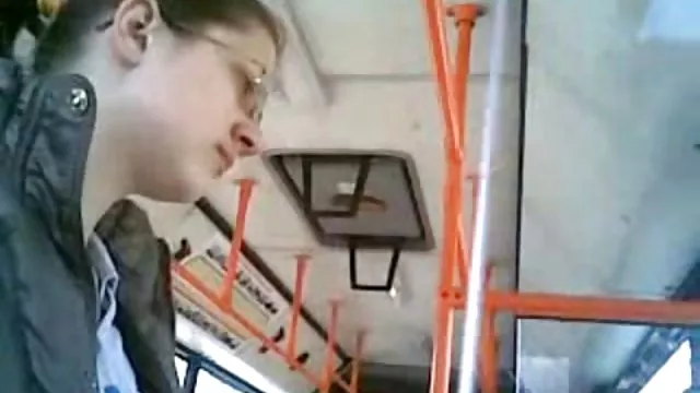 XXX bez rejestracji Kobieta w niewoli na mokre ciasne cipki łóżku