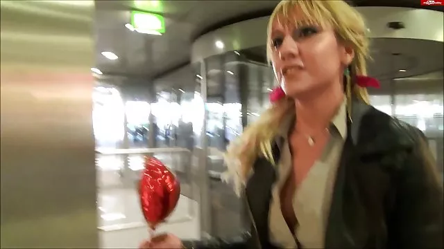 XXX bez rejestracji Podczas przejścia z ciemnego urody mokra owlosiona cipka